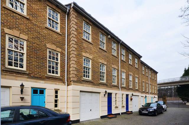  Image of 3 Bedroom Detached  To Rent at Mayston Mews  Greenwich, SE10 0LY
