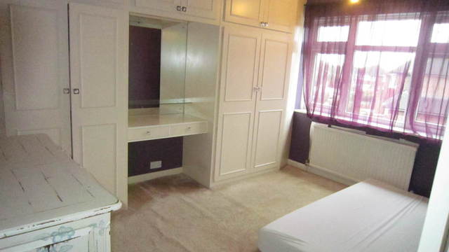  Image of 3 Bedroom Semi-Detached  To Rent at Middlesex  Hayes, UB4 8HA