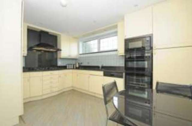  Image of 3 Bedroom Flat  For Sale at 164 Manor Road Chigwell Grange Hill, IG7 5PT