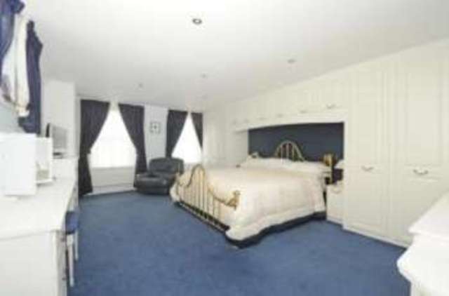  Image of 3 Bedroom Flat  For Sale at 164 Manor Road Chigwell Grange Hill, IG7 5PT