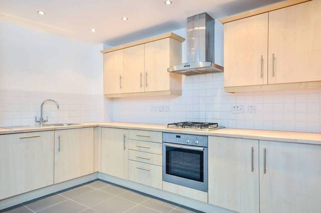  Image of 2 Bedroom Flat  For Sale at Mitcham Road  Tooting, SW17 9NN