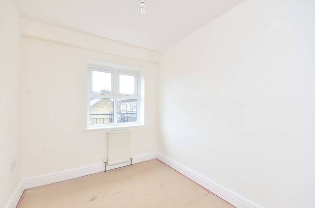  Image of 2 Bedroom Flat  For Sale at Mitcham Road  Tooting, SW17 9NN