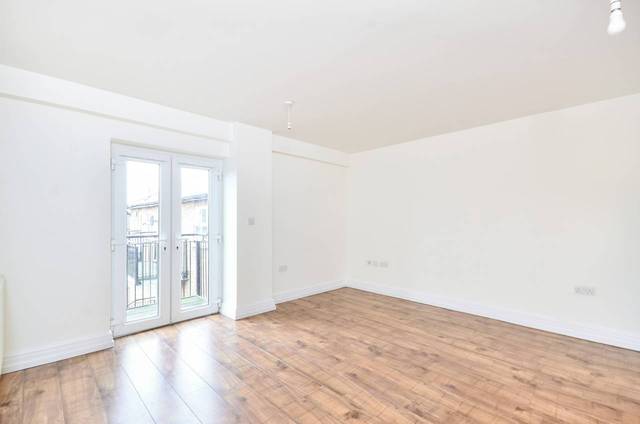  Image of 2 Bedroom Flat  For Sale at Mitcham Road  Tooting, SW17 9NN
