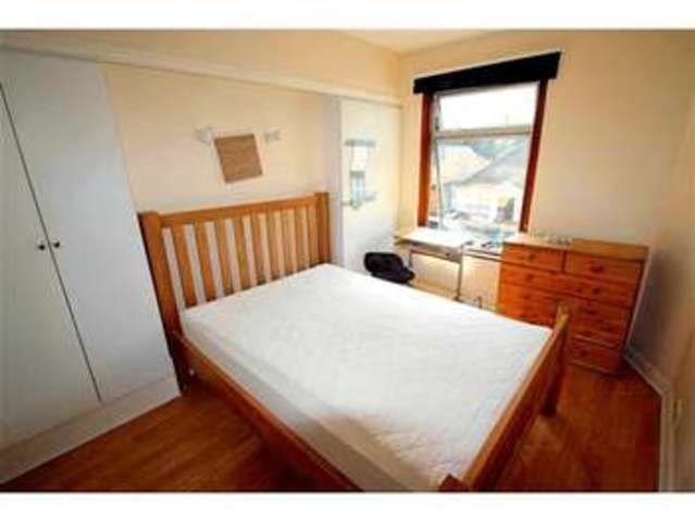  Image of 1 Bedroom Property  To Rent at Moorfield Road  Uxbridge, UB8 3SL