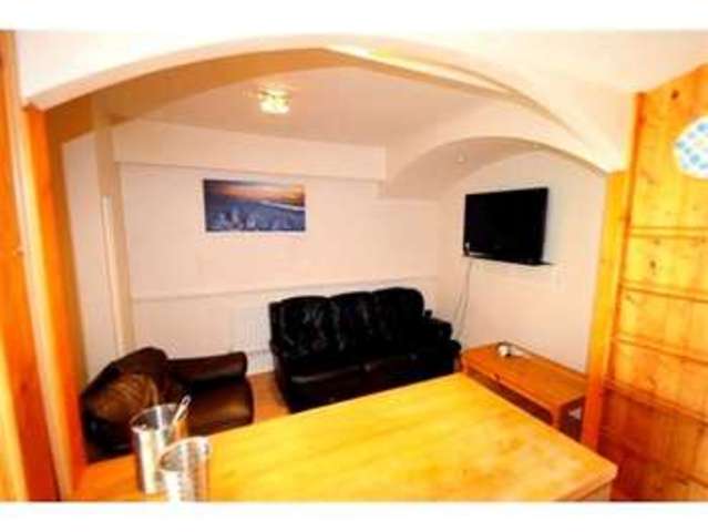 Image of 1 Bedroom Property  To Rent at Moorfield Road  Uxbridge, UB8 3SL