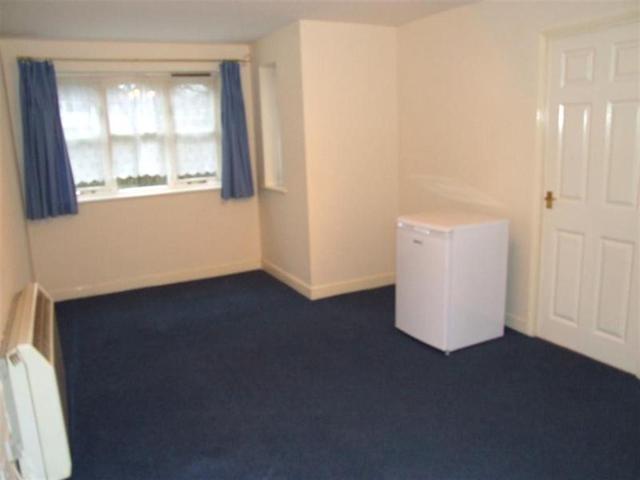  Image of 1 Bedroom Flat  To Rent at Hackbridge Surrey Mitcham, CR4 4FD