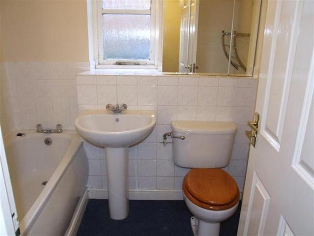  Image of 1 Bedroom Flat  To Rent at Hackbridge Surrey Mitcham, CR4 4FD