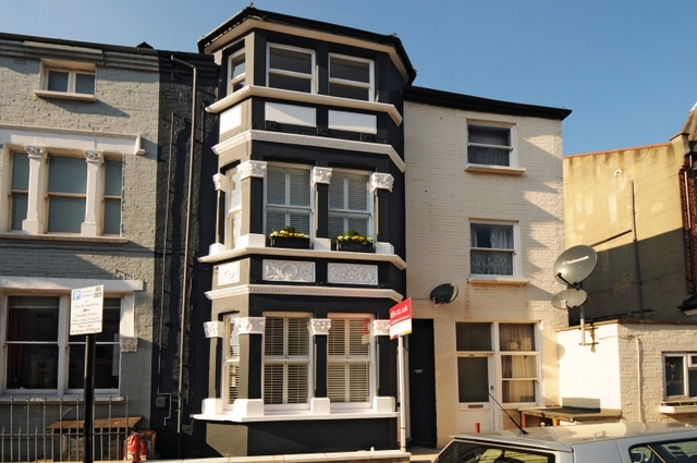  Image of 2 Bedroom Detached  To Rent at Mysore Road  London, SW11 5SA