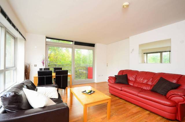  Image of 3 Bedroom Flat  For Sale at Newton Lodge  Greenwich, SE10 0BA