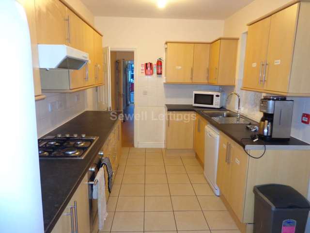  Image of 6 Bedroom Detached  To Rent at Norris Road  Reading, RG6 1NJ