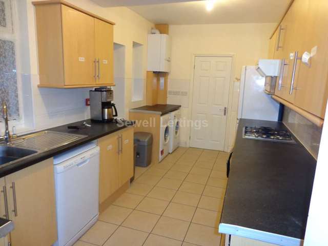  Image of 6 Bedroom Detached  To Rent at Norris Road  Reading, RG6 1NJ