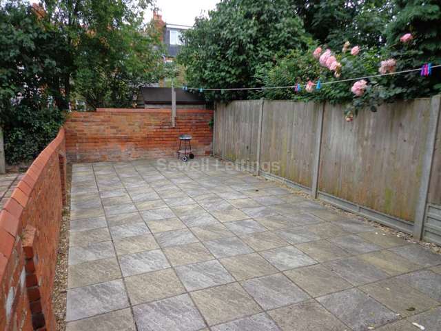  Image of 6 Bedroom Detached  To Rent at Norris Road  Reading, RG6 1NJ