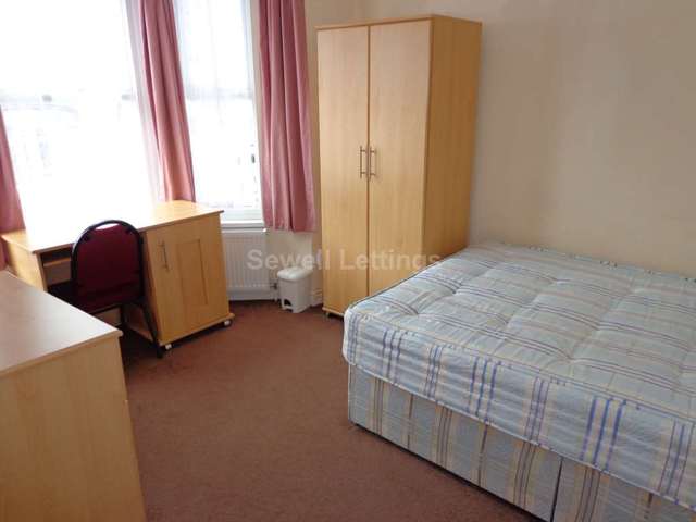  Image of 6 Bedroom Detached  To Rent at Norris Road  Reading, RG6 1NJ