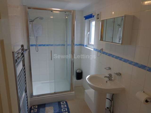  Image of 6 Bedroom Detached  To Rent at Norris Road  Reading, RG6 1NJ