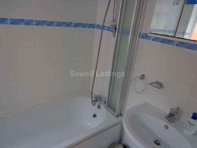  Image of 6 Bedroom Detached  To Rent at Norris Road  Reading, RG6 1NJ