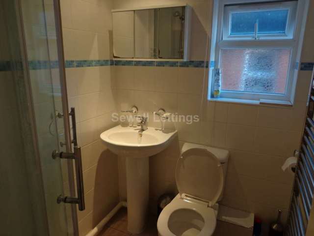  Image of 6 Bedroom Detached  To Rent at Norris Road  Reading, RG6 1NJ