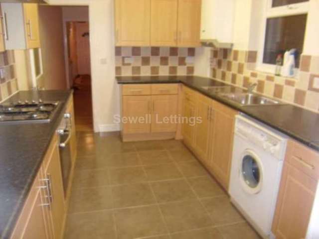  Image of 4 Bedroom Detached  To Rent at Norris Road  Reading, RG6 1NJ