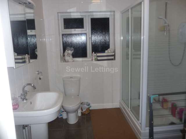  Image of 4 Bedroom Detached  To Rent at Norris Road  Reading, RG6 1NJ