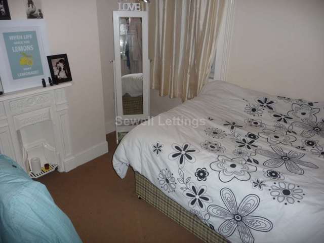  Image of 4 Bedroom Detached  To Rent at Norris Road  Reading, RG6 1NJ