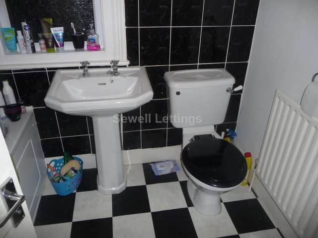  Image of 4 Bedroom Detached  To Rent at Norris Road  Reading, RG6 1NJ