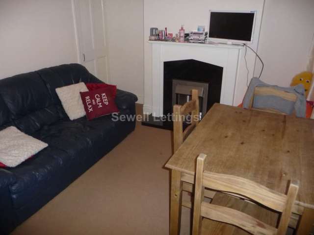  Image of 4 Bedroom Detached  To Rent at Norris Road  Reading, RG6 1NJ