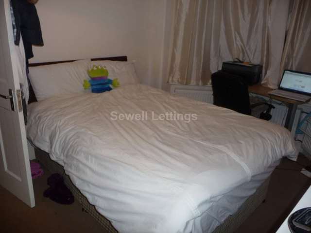  Image of 4 Bedroom Detached  To Rent at Norris Road  Reading, RG6 1NJ