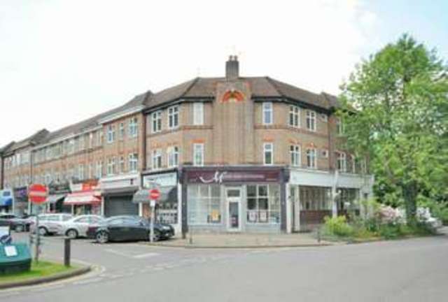 Image of 3 Bedroom Flat  For Sale at North Approach  Moor Park, HA6 2JH