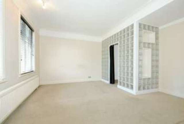  Image of 3 Bedroom Flat  For Sale at North Approach  Moor Park, HA6 2JH