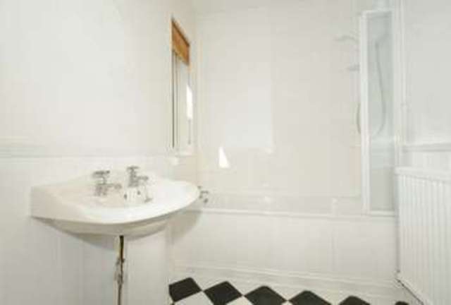  Image of 3 Bedroom Flat  For Sale at North Approach  Moor Park, HA6 2JH