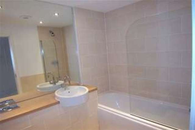  Image of 2 Bedroom Flat  To Rent at North Chingford, E4 7AU