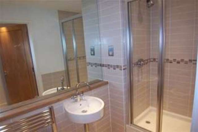  Image of 2 Bedroom Flat  To Rent at North Chingford, E4 7AU