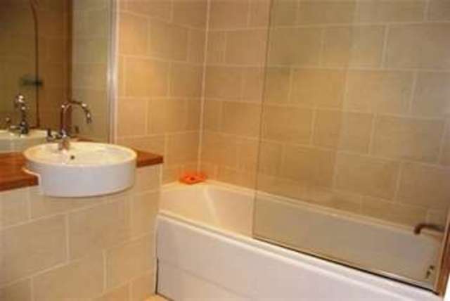  Image of 2 Bedroom Flat  To Rent at North Chingford, E4 7AU