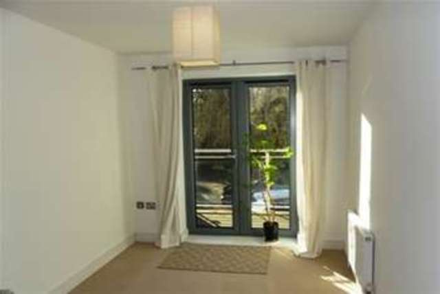  Image of 2 Bedroom Flat  To Rent at North Chingford, E4 7AU