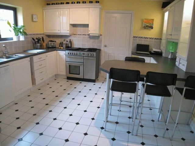 Image of 4 Bedroom Detached  For Sale at Northfield Avenue Radcliffe-on-Trent Nottingham, NG12 2HX