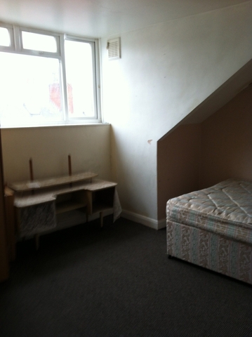  Image of 4 Bedroom Terraced  To Rent at Nowell Place  Leeds, W Yorkshire, LS9 6HT