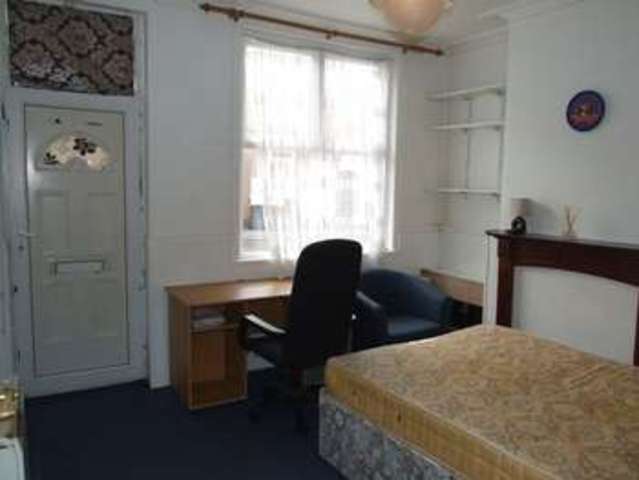  Image of 3 Bedroom Terraced  To Rent at Oxford Street  Loughborough, LE11 5DP