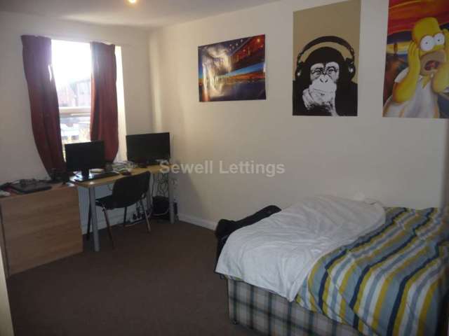  Image of 7 Bedroom Terraced  To Rent at Palmer Park Avenue  Reading, RG6 1DN