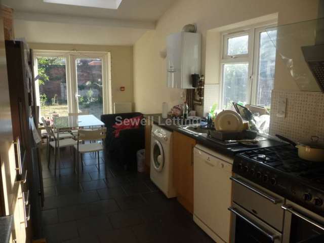  Image of 7 Bedroom Terraced  To Rent at Palmer Park Avenue  Reading, RG6 1DN