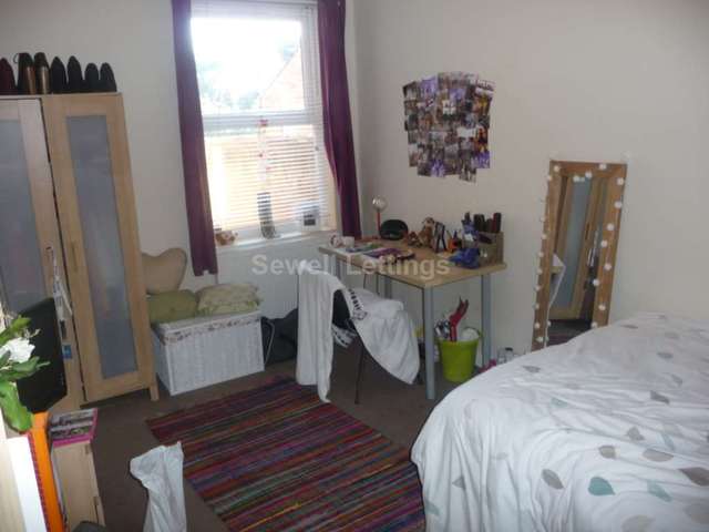  Image of 7 Bedroom Terraced  To Rent at Palmer Park Avenue  Reading, RG6 1DN