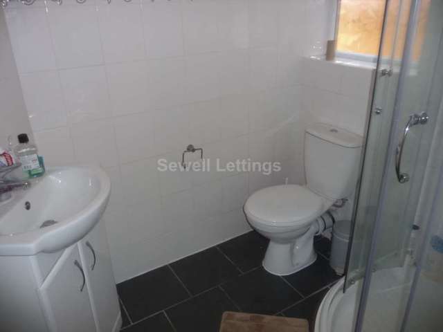  Image of 7 Bedroom Terraced  To Rent at Palmer Park Avenue  Reading, RG6 1DN