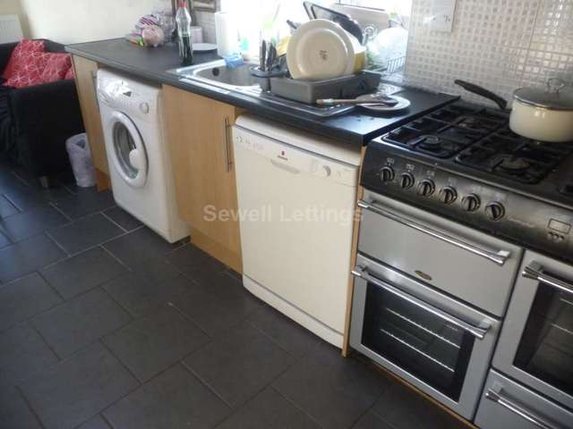  Image of 7 Bedroom Terraced  To Rent at Palmer Park Avenue  Reading, RG6 1DN