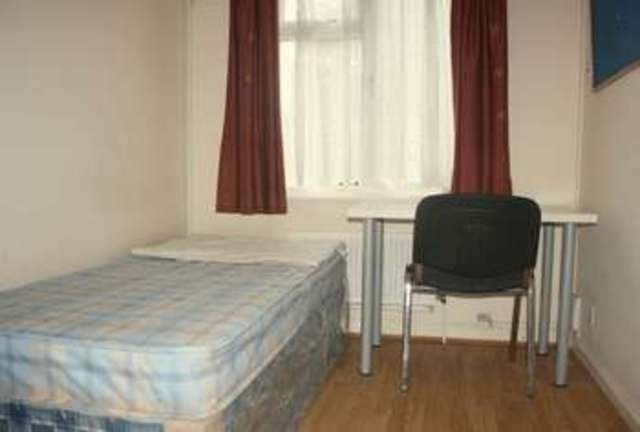  Image of 5 Bedroom Detached  To Rent at Park View Road  Uxbridge, UB8 3LJ