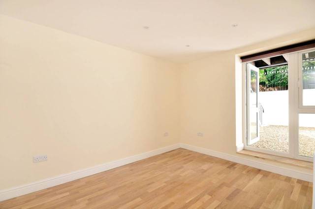  Image of 1 Bedroom Flat  For Sale at Parkfield Road  New Cross, SE14 6QB