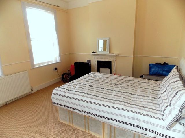  Image of 5 Bedroom Semi-Detached  To Rent at Peartree Avenue  West Drayton, UB7 8DF