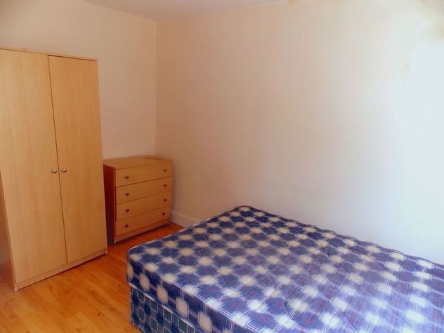  Image of 5 Bedroom Semi-Detached  To Rent at Peartree Avenue  West Drayton, UB7 8DF