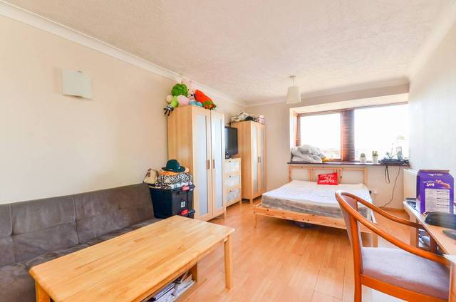  Image of 2 Bedroom Flat  For Sale at Perth Road, Beckenham  Beckenham, BR3 6PP