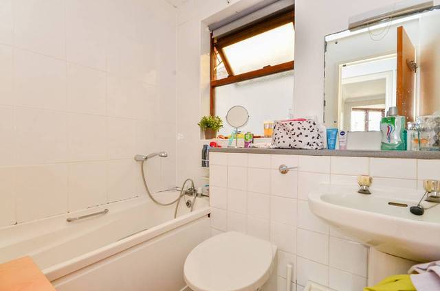  Image of 2 Bedroom Flat  For Sale at Perth Road, Beckenham  Beckenham, BR3 6PP