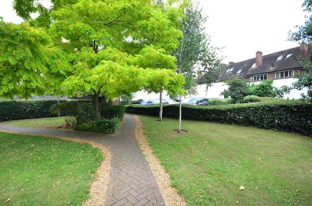  Image of 2 Bedroom Flat  To Rent at Pickering Close  Hackney, E9 7AW