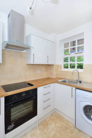  Image of 2 Bedroom Flat  To Rent at Pickering Close  Hackney, E9 7AW