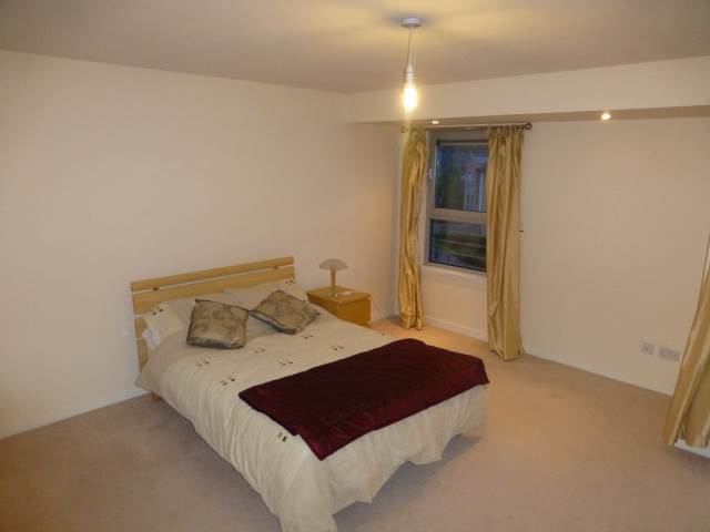  Image of 3 Bedroom Flat  To Rent at Barnton Edinburgh Edinburgh, EH4 8DA